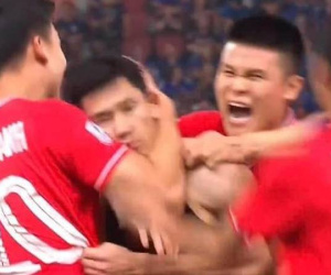 Khung ảnh 4 cầu thủ ăn mừng chiến thắng, nhưng 1 người bỗng lạ lắm luôn: Lộ ra danh tính tất cả sốc!