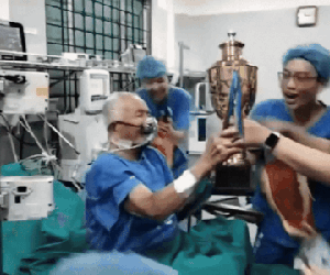 Cụ ông bật dậy từ giường bệnh ăn mừng chiến thắng của đội tuyển Việt Nam, ai thấy cũng vui thay