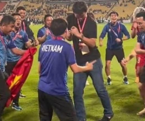 HLV Kim Sang-sik lắc hông cực dẻo, tái hiện điệu nhảy trứ danh mừng chức vô địch AFF Cup