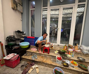 MC Quyền Linh gây khó hiểu khi ngồi bệt ngoài cửa biệt thự ăn mì
