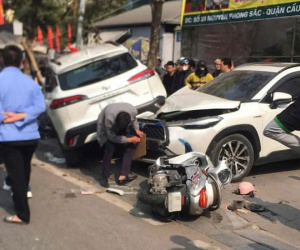 Xe con bất ngờ tăng tốc đâm liên hoàn xe máy, ô tô trên đường ở Hà Nội