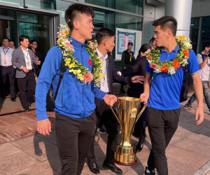 Cận cảnh ĐT Việt Nam rước cúp ở sân bay Nội Bài, những nhà vô địch AFF Cup 2024 đã trở về