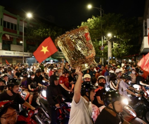 Một đêm không ngủ: Hàng triệu người đổ xuống đường ăn mừng chiến thắng huy hoàng của đội tuyển Việt Nam