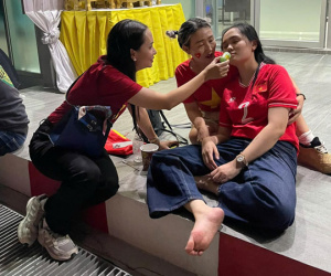 Bức ảnh gây sốc của vợ Duy Mạnh trên đất Thái Lan trong đêm ĐT Việt Nam vô địch AFF Cup