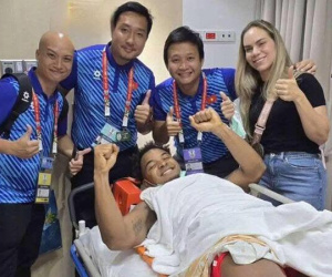 Xúc động hình ảnh Xuân Son đau đớn vẫn xem ĐTVN qua điện thoại, cười tươi chúc mừng chiến thắng