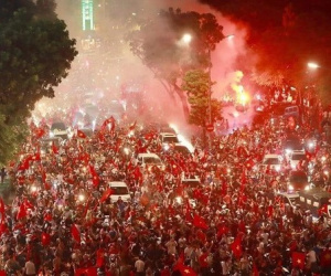 Báo Trung Quốc sửng sốt với cảnh tượng đặc biệt ở Việt Nam sau chức vô địch AFF Cup