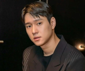 Sốc: Tài tử Reply 1988 bị tố chụp ảnh đồi trụy với gái lạ