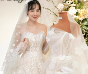 Chiếc váy cưới đính 1000 bông hoa, 1000 viên đá Swarovski chứng minh độ xa xỉ trong hôn lễ của MC Mai Ngọc và chồng thiếu gia