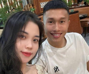 Trên sân ở Thái Lan, câu nói của cầu thủ Doãn Ngọc Tân khiến vợ rơi nước mắt