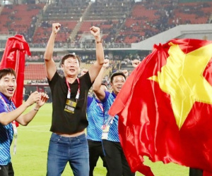 HLV Kim Sang-sik cảm ơn thầy Park, tuyên bố được tái sinh và muốn đáp trả CLB cũ sau khi vô địch cùng tuyển Việt Nam