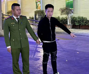 Quay hình ăn mừng đội tuyển vô địch, cô gái ở Hà Nội bị cướp điện thoại