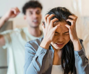 Biếu tiền Tết nhà ngoại nhiều hơn nhà nội, tôi bị chồng làm cho muối mặt