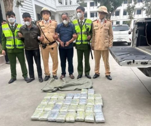 Cảnh sát nổ súng bắt ôtô có 34 bánh heroin, trên xe có chủ tịch xã