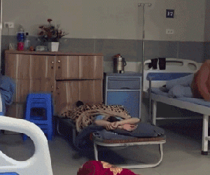 Bật dậy lúc 12h đêm trong bệnh viện, cảnh tượng người nhà gây ra khiến bệnh nhân ngượng chín mặt