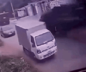 Clip ô tô con nát bét sau cú tông kinh hoàng của xe chuyên dụng, hiện trường ám ảnh