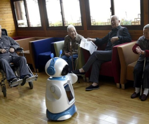 Trung Quốc sử dụng robot chăm sóc người cao tuổi