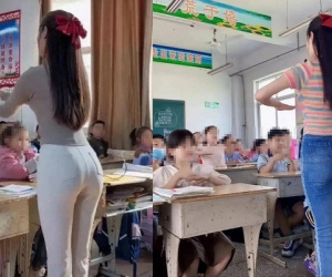 Trang phục của cô giáo bị phụ huynh chỉ trích, nhìn bức ảnh, nhiều người than: Làm giáo viên thời nay thật khó!