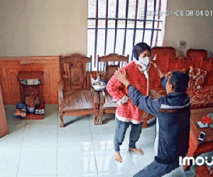 Con gái về thăm, ông bố ở Hải Dương chạy ra đón, vui hơn bắt được vàng