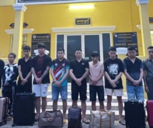 Va chạm nhẹ, tài xế ô tô dùng gậy 3 khúc vụt tới tấp người lái xe ôm
