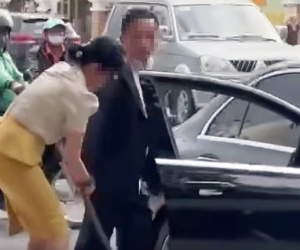 Người đàn ông đi Mercedes rút kiếm dọa nhân viên môi trường lên tiếng: Hái hoa để tặng đồng nghiệp