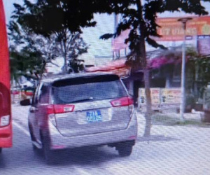 Xôn xao clip ôtô biển xanh chạy 'một nửa trên vỉa hè, một nửa dưới lòng đường'