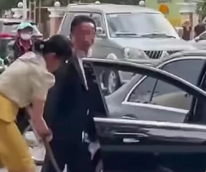 Người đi xe Mercedes rút kiếm dọa chém nhân viên môi trường đã đến xin lỗi