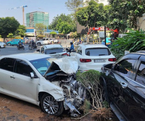 Ô tô 4 chỗ tông hàng loạt xe máy trên đường rồi lao vào sảnh chung cư ở TPHCM