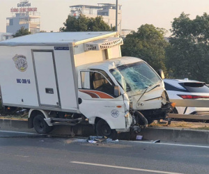 Hà Nội: Xe tải va chạm xe máy trên đường Võ Nguyên Giáp, 3 người tử vong