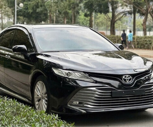 Toyota Camry chạy 6 năm, lên sàn xe cũ Việt hơn 900 triệu đồng