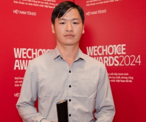 Hình ảnh một vị trưởng thôn trên thảm đỏ WeChoice Awards bỗng “bùng nổ” cõi mạng, chuyện gì xảy ra?