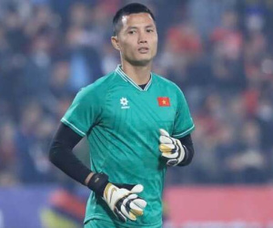 Thủ môn Đình Triệu vào viện kiểm tra chấn thương sau ASEAN Cup