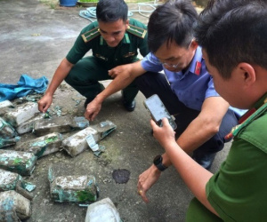 Hàng chục ký tinh thể nghi ma túy dạt vào bờ biển Côn Đảo