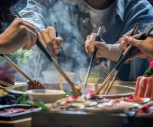 Mời 6 đồng nghiệp đi ăn tất niên, hóa đơn hết 12 triệu đồng khiến tôi choáng váng, đến khi biết sự thật thì còn sốc ngã quỵ