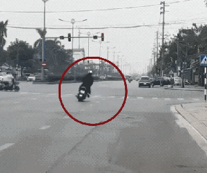 Phanh gấp để kịp dừng đèn đỏ khiến cả người và xe ngã sõng soài ra đường, nam thanh niên bị 'chấn chỉnh' vì lý do này