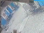 Bình khí heli bất ngờ phát nổ khiến người bán hàng rong nằm im bất động trên phố