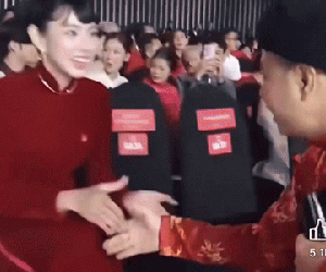 NSND Tự Long đích thị là 'chiến thần ngoại giao' của Vbiz: 1 hành động ghi điểm tại WeChoice Awards 2024