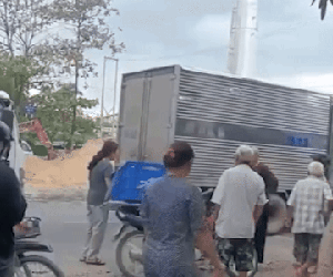 Người đàn ông bị 3 người đánh gục giữa đường ở TP.HCM: Công an tiết lộ nguồn cơn