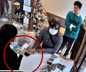 Clip ghi lại hành vi khó tin của người phụ nữ đeo vàng kín tay trong quán bánh ngọt tại Hà Nội: Gần tết ai cũng cần đề phòng!