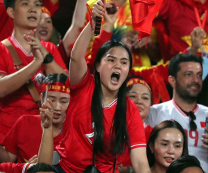 Vợ Duy Mạnh cổ vũ ĐT Việt Nam 'bằng cả tính mạng' đến nỗi ngất trên khán đài nhưng bị chồng dỗi vì 1 điều