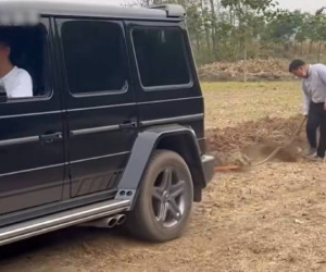 Số phận nghiệt ngã khi loạt xe Maybach, G63 phải chở rơm, cày ruộng dịp Tết: Biết lý do tất cả xin thua