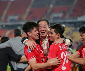 Pha 'ký séc' muộn của bầu Hiển & cuộc đua ngầm của các đại gia thời AFF Cup?