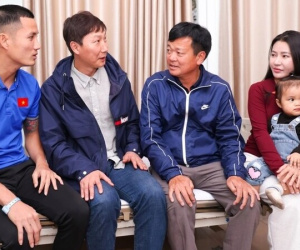 HLV Kim Sang Sik thăm thủ môn Đình Triệu tại bệnh viện