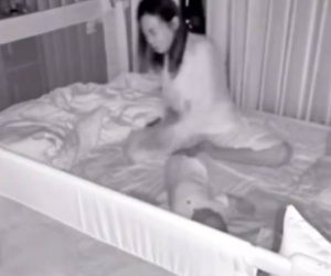Mẹ bỉm quát tháo, gào thét vô vọng giữa đêm khuya, theo dõi camera trong 1 đêm mà phải thốt lên 'quá sức chịu đựng'