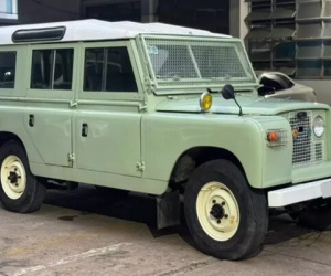 SUV Land Rover Defender cổ lỗ sĩ nhưng giá bạc tỷ tại Việt Nam