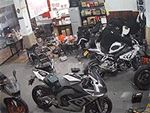 Xe đua bốc cháy trong cửa hàng sửa chữa, hành động của những người xung quanh khiến cư dân mạng tranh cãi