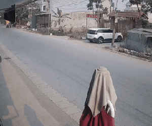 Clip thanh niên tông người phụ nữ văng ra đường rồi lên xe bỏ chạy, dân mạng tìm ra chi tiết khó thoát