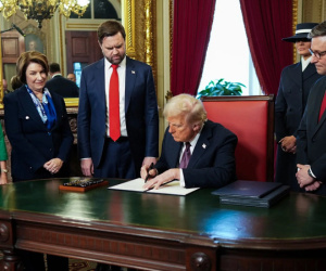Tổng thống Trump ân xá cho hầu hết người tham gia vụ bạo loạn Đồi Capitol