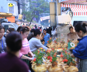 Người Hà Nội chen chân ở chợ từ sớm để mua đồ cúng trong ngày tiễn ông Táo về trời