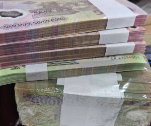 Cận Tết, nhiều người nháo nhào đổi tiền lì xì, 'chợ mạng' phí cao