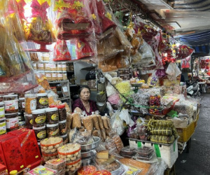Tiểu thương rớm nước mắt &'chưa năm nào Tết lại ế ẩm thế này'